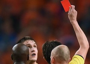 صحنه اخراج بازیکن قزاقستان