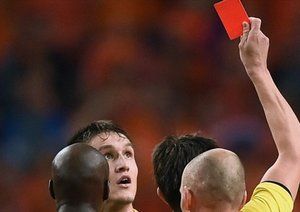 صحنه اخراج بازیکن قزاقستان|هلند 3-1 قزاقستان / مقدماتی یورو 2016