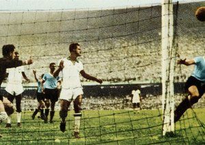 جام جهانی 1950|اروگوئه به دروازه برزیل نزدیک می شود تا در جام جهانی 1950 دروازه ی تیم حریف را باز کنند.