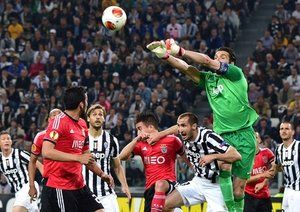 جیانلوئیجی بوفون|پرواز بوفون برای دفع حمله بنفیکا