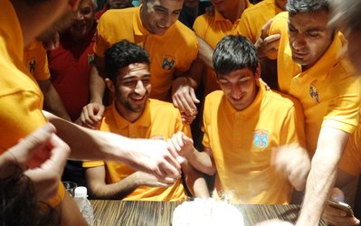 جشن تولد بازیکن جوان ذوب‌آهن در اردوی مالزی