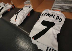 رئال مادرید|پیراهن های رئال مادرید در رخت کن، پیش از انجام فینال.