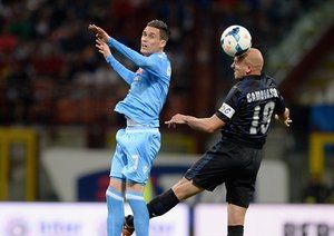 کامبیاسو|سعی و تلاس کاپیتان کامبیاسو برای بسته نگه داشتن دروازه