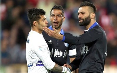 حاشیه استقلال - راه‌آهن / درگیری لفظی صادقی و فروزان و شعار علیه نکونام و مدافع ملی‌پوش آبی‌ها