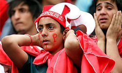 لیگ برتر | حاشیه پرسپولیس - پدیده / شعار «بی‌غیرت‌ بی‌غیرت» در واکنش به عملکرد بازیکنان پرسپولیس