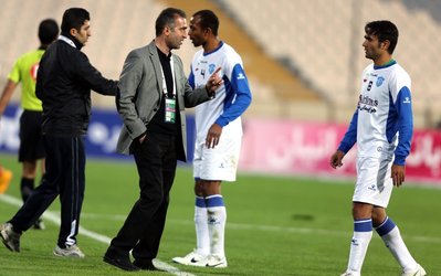 لیگ برتر | اسدی: گل‌های بچه‌گانه‌ای می‌خوریم که تمرکز تیم را به هم می‌زند