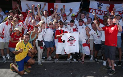 حمله اوباش‌ برزیلی به هواداران در جام ‌جهانی / ۱۰ انگلیسی راهی بیمارستان شدند