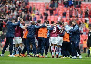 شادی بازیکنان آستو ویلا|آستون ویلا 2 - 1 لیورپول / جام حذفی