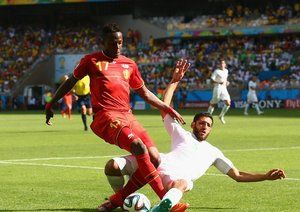 دایوُک اوریجای|تکل محکم بازیکن الجزایر روی پای دایوُک اوریجای .