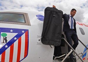 دیگو سیمئونه|دیگو سیمئونه، سرمربی باشگاه اتلتیکو مادرید، برای دیدار در فینال لیگ قهرمانان اروپا برابر رئال مادرید، همراه با شاگردان خود  به فرودگاه شهر لیسبون می رسد.