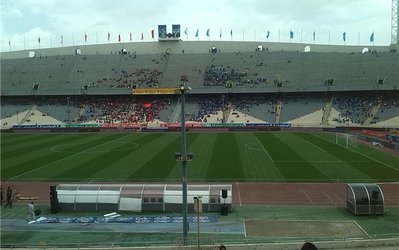 گزارش تصویری | حاشیه پرسپولیس - استقلال / عکس یادگاری مأموران آتش‌نشانی با پرچم آبی و اظهارنظر عجیب استقلالی‌ها