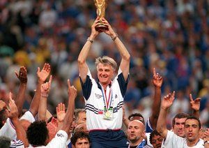 جام جهانی 1998|فینال جام جهانی 1998 فرانسه، سن دنیس، فرانسه، 12 جولای 1998، فرانسه 3 – برزیل 0. سرمربی فرانسه، آیمه ژاک، روی شانه های شاگردان خود حمل می شود با جام قهرمانی در دست.