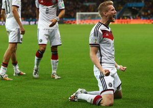 آندره شورله|خوشحالی آندره شورله ، مهاجم آلمان بعد از باز کردن دروازه الجزایر.