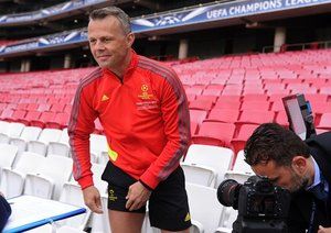 بیورن کوپیرس|بیورن کوپیرس، پس از انجام مصاحبه به زمین چمن ورزشگاه لیسبون که پذیرای فینال لیگ قهرمانان است می رود.