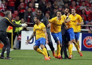 یوونتوس|در اغوش گرفتن زخیره های یووه توسط توز بعد از گلزنی.