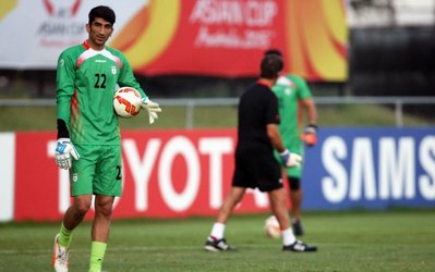 تلاش بچگانه بیرانوند برای به دست آوردن دل نفتی ها / متزلزل همچون بید مجنون