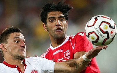 لیگ برتر | حاشیه پرسپولیس - گسترش / رفتار ناشایست رضا حقیقی پس از تعویض / لگد به تابلوی تبلیغاتی!