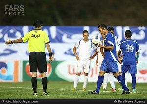 آرش برهانی|آرش برهانی مهاجم استقلال ، در حال حاضر شدن برای زدن ضربه پنالتی.