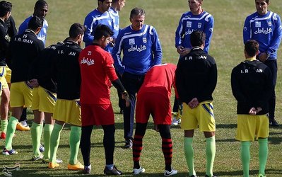 تمرین تیم ملی با حضور دبستانی‌ها برگزار شد/ هدیه کی‌روش به میهمانان ناخوانده