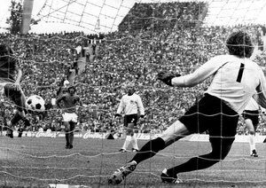 جام جهانی 1974|فینال جام جهانی 1974: آلمان 2 – هلند 1، یوهان نیسکنس، از روی ضربه پنالتی هلند را 1-0 پیش می اندازد.