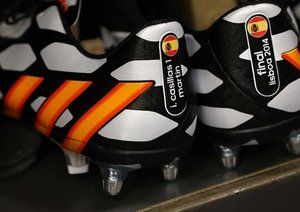 کفش های ایکر کاسیاس|نمایی بسته از کفش های ایکر کاسیاس در رخت کن.