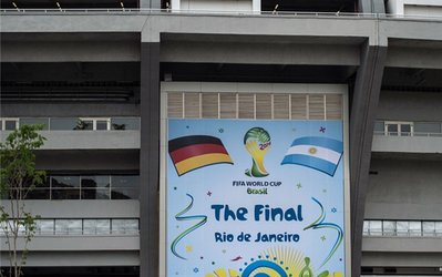 نصب پوستر فینال جام جهانی در ماراکانا + عکس