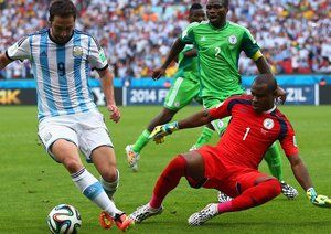 گونزالو جراردو ایگواین|تلاش گونزالو جراردو ایگواین از آرژانتین برای کنترل توپ مقابل نیجریه.