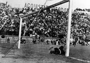 جام جهانی 1934|دروازه بان ایتالیا، کومبی، دروازه اش توسط پوک (خارج از تصویر) از تیم چکسلواکی باز می شود تا این تیم در فینال جام جهانی 1934 یک گل پیش افتد. 10 ژوئن 1934.