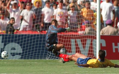 جام جهانی 2014 / 100 لحظه جذاب تاریخ جام جهانی (78_ باز شدن دروازه کلمبیا به دست مدافع خودی در جام جهانی سال 1994)