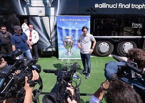 جام قهرمانی لیگ قهرمانان اروپا|مهاجم سابق پرتغالی در کانون توجه عکاسان و خبرنگاران همراه با جام قهرمانی لیگ قهرمانان اروپا.