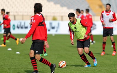 بیک زاده با دست مصدوم تماشاگر دیدار ایران و قطر