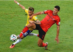 نیمار دا سیلوا|درگیری نیمار از برزیل وخاویر رودریگز از مکزیک در میانه زمین .