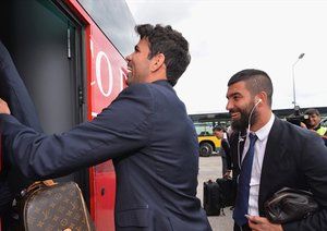 دیگو کاستا|دیگو کاستا و آردا توران از باشگاه اتلتیکو ماردید همراه با سایر هم تیمی ها برای دیدار در فینال لیگ قهرمانان اروپا برابر رئال مادرید، از فرودگاه شهر لیسبون سوا اتوبوس می شوند.