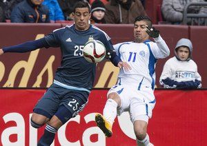 تقابل دو بازیکن بر سر توپ|السالوادور 0 - 2 آرژانتین / دیدار دوستانه