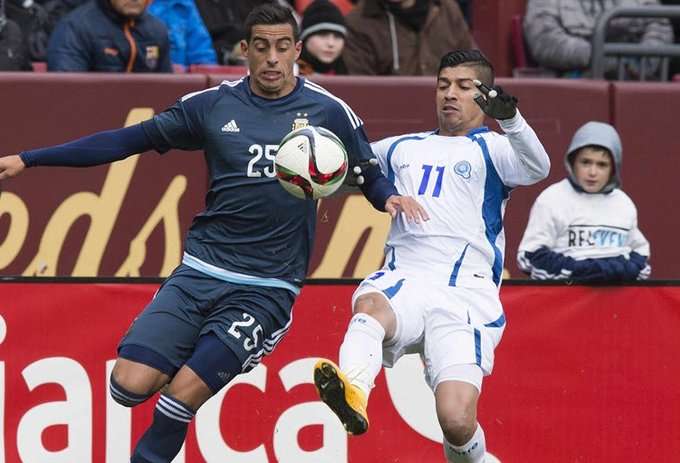 تقابل دو بازیکن بر سر توپ