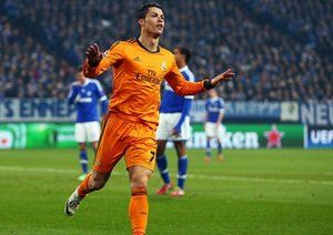 کریستیانو رونالدو|رونالدو گل دهم خود را در پیروزی 6-1 مادریدی ها برابر شالکه جشن می گیرد.