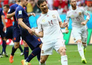 ژابی آلونسو|خوشحالی ژابی آلونسو بعد گلزنی در مقابل تیم ملی هلند از روی نقطه پنالنی.