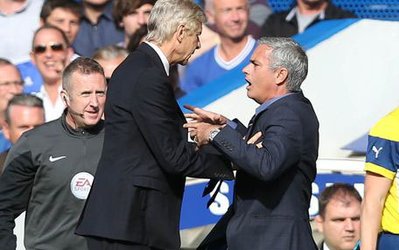 ژوزه مورینیو پیش از بازی چلسی - آرسنال با آرسن ونگر دست می‎دهد