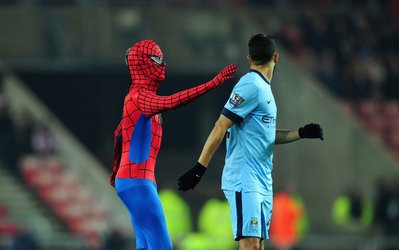 عکس روز | مرد عنکبوتی در مقابل بازیکنان من سیتی ظاهر شد