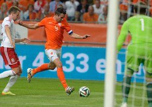 روبن فن پرسی|حملات و استارت های سریع فن پرسی نیز در این دیدار به کمک هلند آمد.