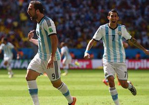 گونزالو ایگواین|خوشحالی گونزالو ایگواین ، مهاجم تیم ملی آرژانتین بعد از گلزنی مقابل تیم بلژیک.