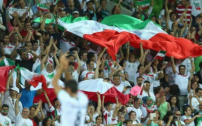 هواداران ایرانی با پرچم خلیج فارس در ورزشگاه بریزبین