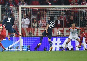 پاتریس اورا|پاتریس اورا یک گل رعد آسا برای منچستریونایتد برابر بایرن به ثمر می رساند.