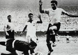 جام جهانی 1950|دورازه بان اروگوئه شیرجه می رود تا ضربه ی مهاجم برزیلی را مهار کند. جام جهانی 1950.