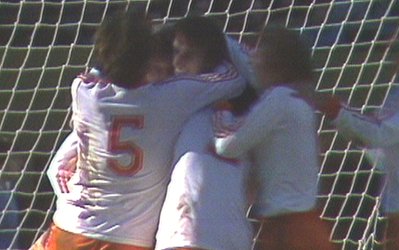 جام جهانی 2014 / 100 لحظه جذاب تاریخ جام جهانی (65_گل های آری هان و ارنیه برندتس برای هلند و صعود نارنجی پوشان به دور بعدی مسابقات)