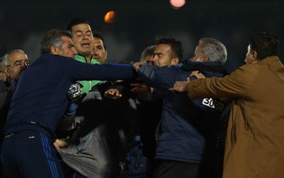 گزارش روز | هشدار برای منصوریان و دستیاران / درگیری فیزیکی اتفاقی نادر روی نیمکت استقلال 