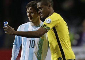 سلفی بازیکن جامائیکا با مسی|آرژانتین 1 - 0 جامائیکا / کوپا آمریکا 2015