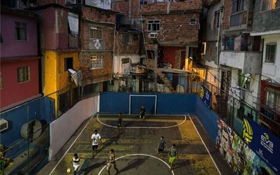 فوتبال در بطن محله‌های فقیرنشین برزیل/ مسی و رونالدو روی دیوارهای ریو + عکس