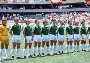 جام جهانی 1986|جام جهانی 1986، کوئرتارو، مکزیک، 4 ژوئن 1986، آلمان غربی 1 – اروگوئه 1، آلمان غربی پیش از دیدار به صف ایستاده است.