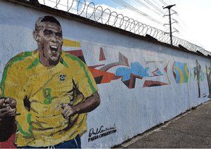 رونالدو|طرح زیبای مهاجم اسبق و گلزن برزیل رونالدو روی دوار فرودگاه